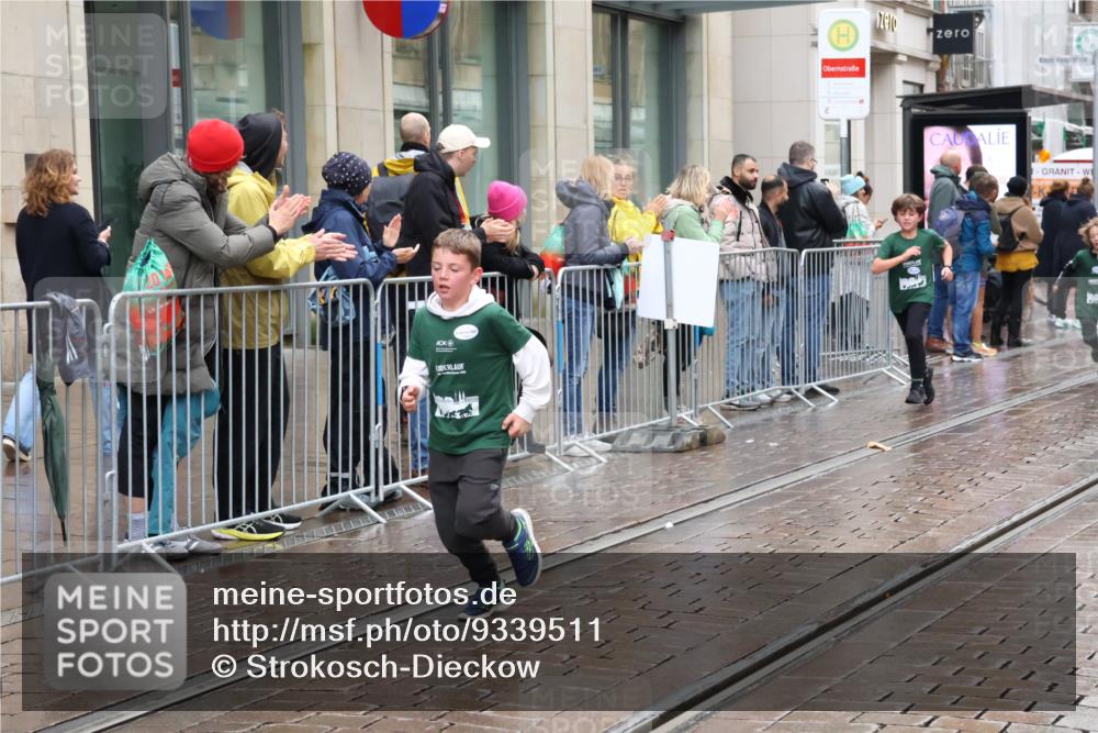 05.10.2025 - 20. swb-Marathon Bremen Strokosch-Dieckow http://msf.ph/oto/9339511 05.10.2025 15:19:45 Ziel  meine-sportfotos.de