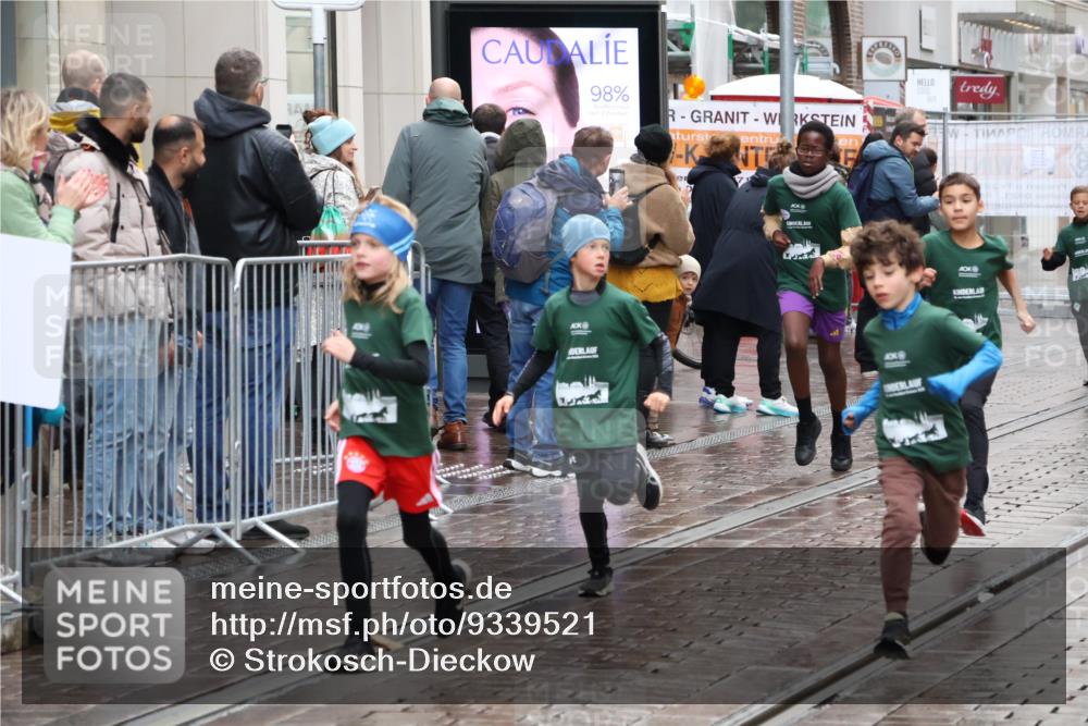 05.10.2025 - 20. swb-Marathon Bremen Strokosch-Dieckow http://msf.ph/oto/9339521 05.10.2025 15:19:49 Ziel  meine-sportfotos.de
