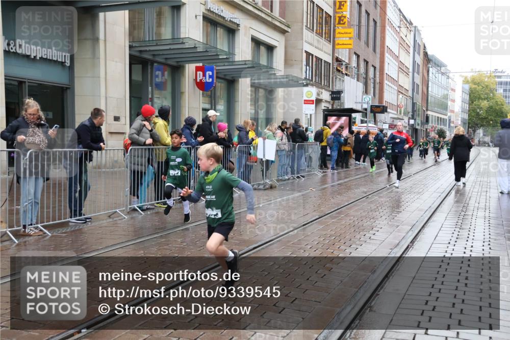 05.10.2025 - 20. swb-Marathon Bremen Strokosch-Dieckow http://msf.ph/oto/9339545 05.10.2025 15:19:58 Ziel  meine-sportfotos.de