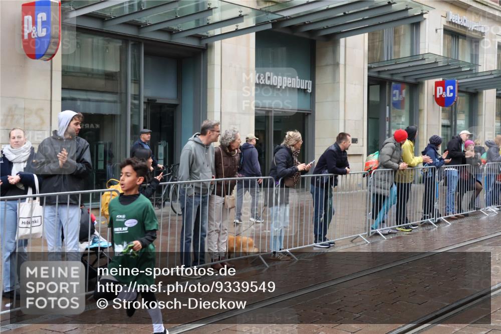 05.10.2025 - 20. swb-Marathon Bremen Strokosch-Dieckow http://msf.ph/oto/9339549 05.10.2025 15:19:59 Ziel  meine-sportfotos.de