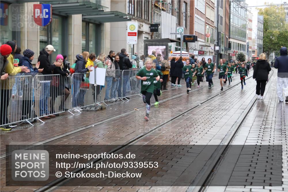 05.10.2025 - 20. swb-Marathon Bremen Strokosch-Dieckow http://msf.ph/oto/9339553 05.10.2025 15:20:01 Ziel  meine-sportfotos.de