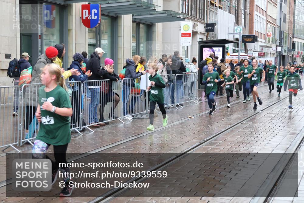05.10.2025 - 20. swb-Marathon Bremen Strokosch-Dieckow http://msf.ph/oto/9339559 05.10.2025 15:20:03 Ziel  meine-sportfotos.de