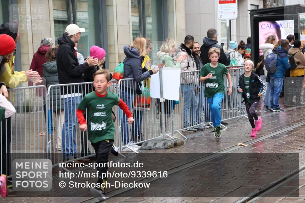 05.10.2025 - 20. swb-Marathon Bremen Strokosch-Dieckow http://msf.ph/oto/9339616 05.10.2025 15:20:20 Ziel  meine-sportfotos.de