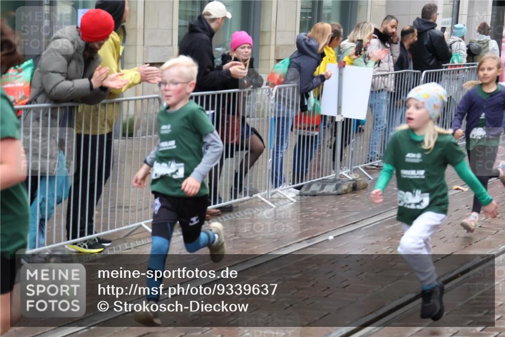 05.10.2025 - 20. swb-Marathon Bremen Strokosch-Dieckow http://msf.ph/oto/9339637 05.10.2025 15:20:27 Ziel  meine-sportfotos.de