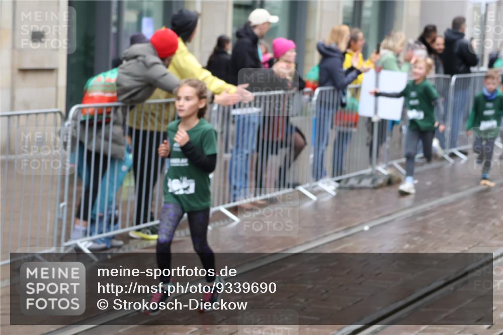 05.10.2025 - 20. swb-Marathon Bremen Strokosch-Dieckow http://msf.ph/oto/9339690 05.10.2025 15:20:44 Ziel  meine-sportfotos.de