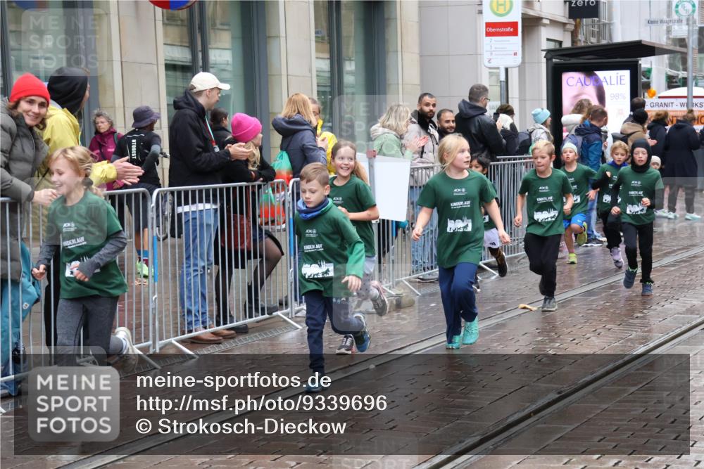 05.10.2025 - 20. swb-Marathon Bremen Strokosch-Dieckow http://msf.ph/oto/9339696 05.10.2025 15:20:46 Ziel  meine-sportfotos.de