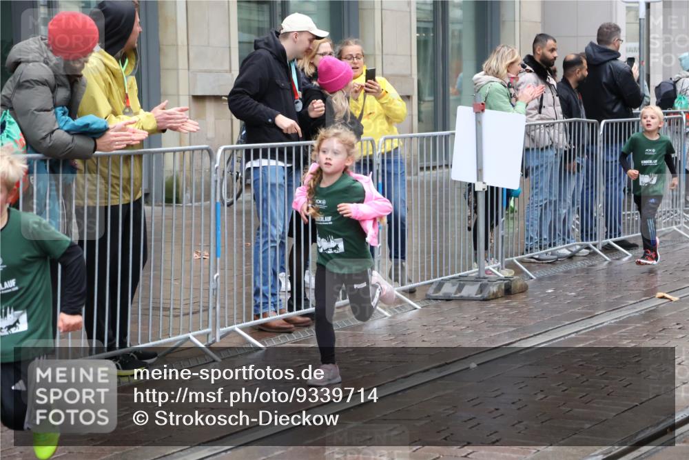 05.10.2025 - 20. swb-Marathon Bremen Strokosch-Dieckow http://msf.ph/oto/9339714 05.10.2025 15:20:52 Ziel  meine-sportfotos.de