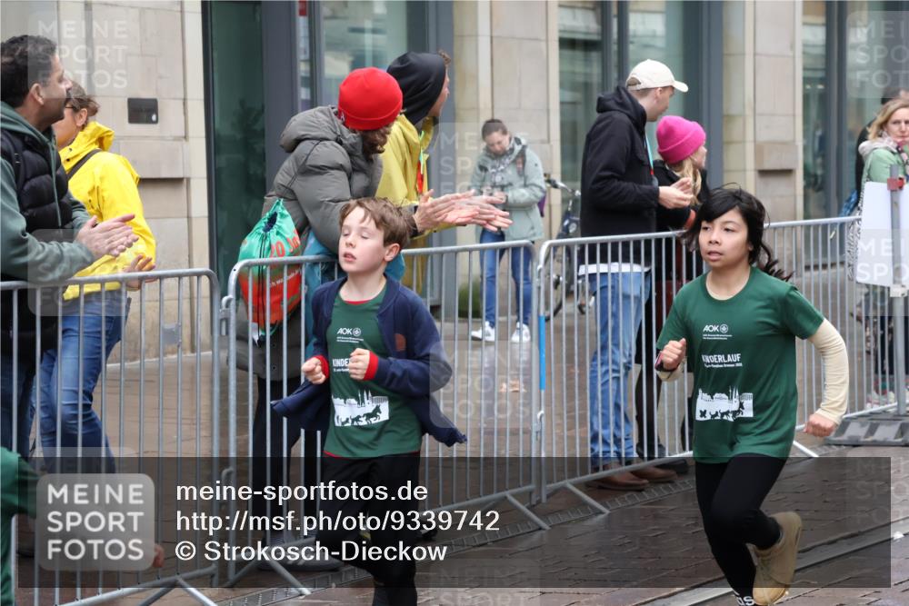 05.10.2025 - 20. swb-Marathon Bremen Strokosch-Dieckow http://msf.ph/oto/9339742 05.10.2025 15:21:02 Ziel  meine-sportfotos.de