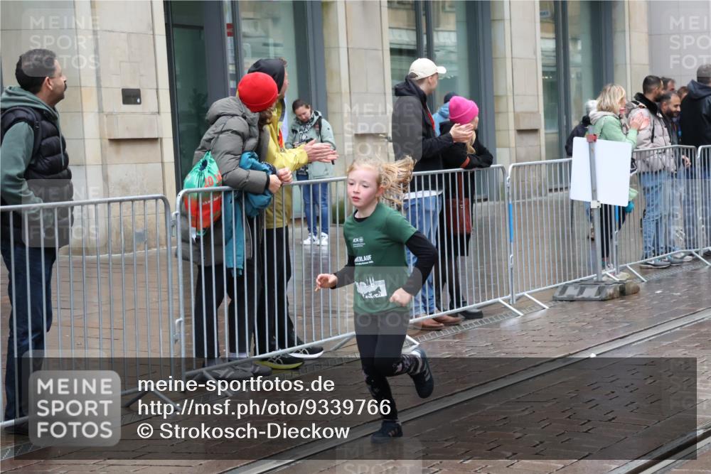 05.10.2025 - 20. swb-Marathon Bremen Strokosch-Dieckow http://msf.ph/oto/9339766 05.10.2025 15:21:14 Ziel  meine-sportfotos.de