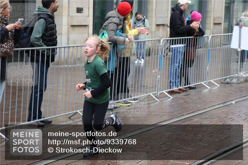 05.10.2025 - 20. swb-Marathon Bremen Strokosch-Dieckow http://msf.ph/oto/9339768 05.10.2025 15:21:15 Ziel  meine-sportfotos.de