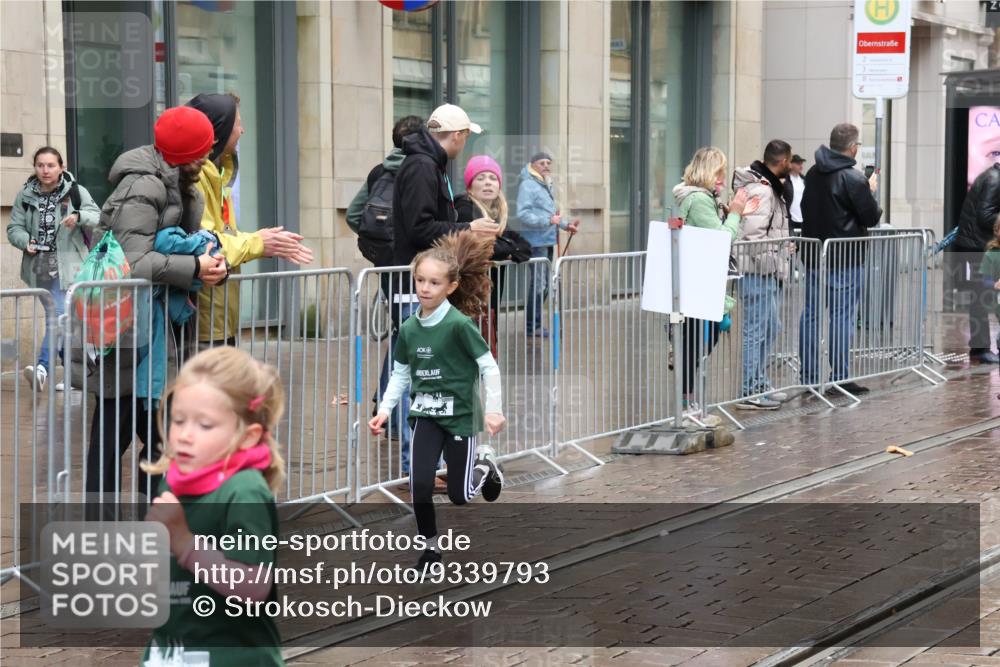 05.10.2025 - 20. swb-Marathon Bremen Strokosch-Dieckow http://msf.ph/oto/9339793 05.10.2025 15:21:23 Ziel  meine-sportfotos.de