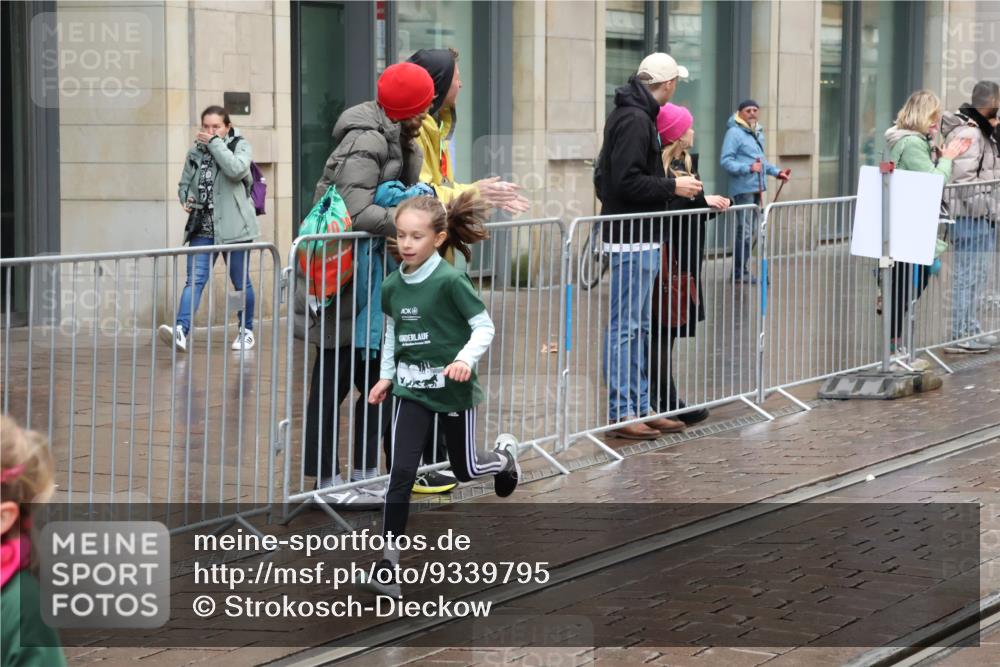 05.10.2025 - 20. swb-Marathon Bremen Strokosch-Dieckow http://msf.ph/oto/9339795 05.10.2025 15:21:24 Ziel  meine-sportfotos.de