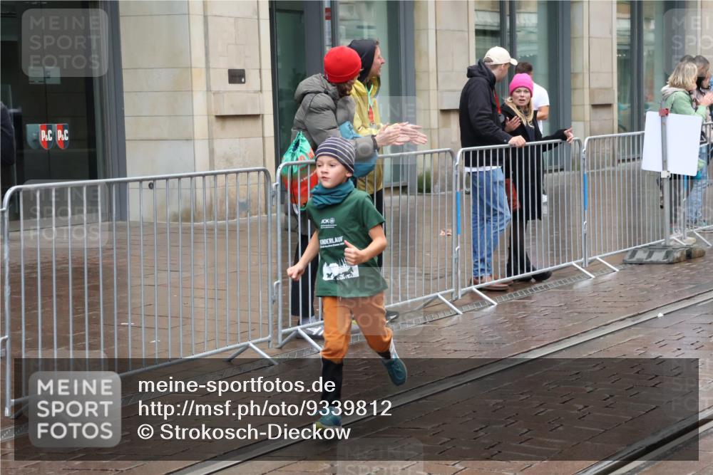 05.10.2025 - 20. swb-Marathon Bremen Strokosch-Dieckow http://msf.ph/oto/9339812 05.10.2025 15:21:31 Ziel  meine-sportfotos.de
