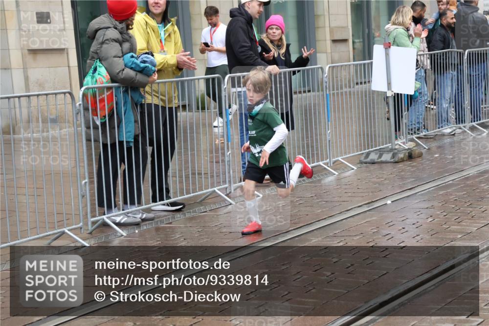 05.10.2025 - 20. swb-Marathon Bremen Strokosch-Dieckow http://msf.ph/oto/9339814 05.10.2025 15:21:32 Ziel  meine-sportfotos.de
