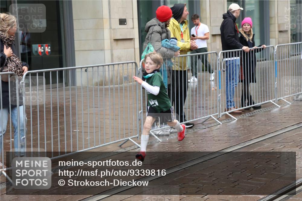 05.10.2025 - 20. swb-Marathon Bremen Strokosch-Dieckow http://msf.ph/oto/9339816 05.10.2025 15:21:33 Ziel  meine-sportfotos.de