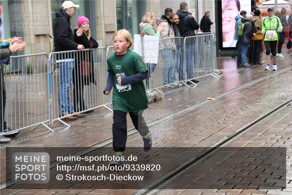 05.10.2025 - 20. swb-Marathon Bremen Strokosch-Dieckow http://msf.ph/oto/9339820 05.10.2025 15:21:40 Ziel  meine-sportfotos.de