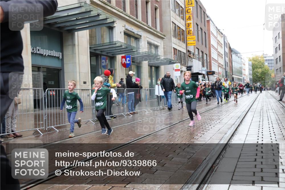 05.10.2025 - 20. swb-Marathon Bremen Strokosch-Dieckow http://msf.ph/oto/9339866 05.10.2025 15:22:04 Ziel 1335 meine-sportfotos.de