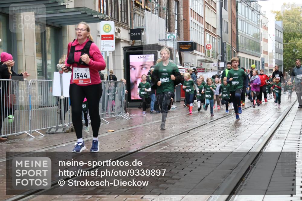 05.10.2025 - 20. swb-Marathon Bremen Strokosch-Dieckow http://msf.ph/oto/9339897 05.10.2025 15:22:16 Ziel 1544 meine-sportfotos.de