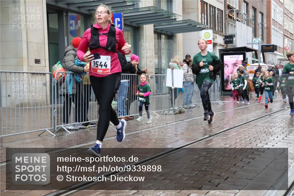 05.10.2025 - 20. swb-Marathon Bremen Strokosch-Dieckow http://msf.ph/oto/9339898 05.10.2025 15:22:17 Ziel 1544 meine-sportfotos.de