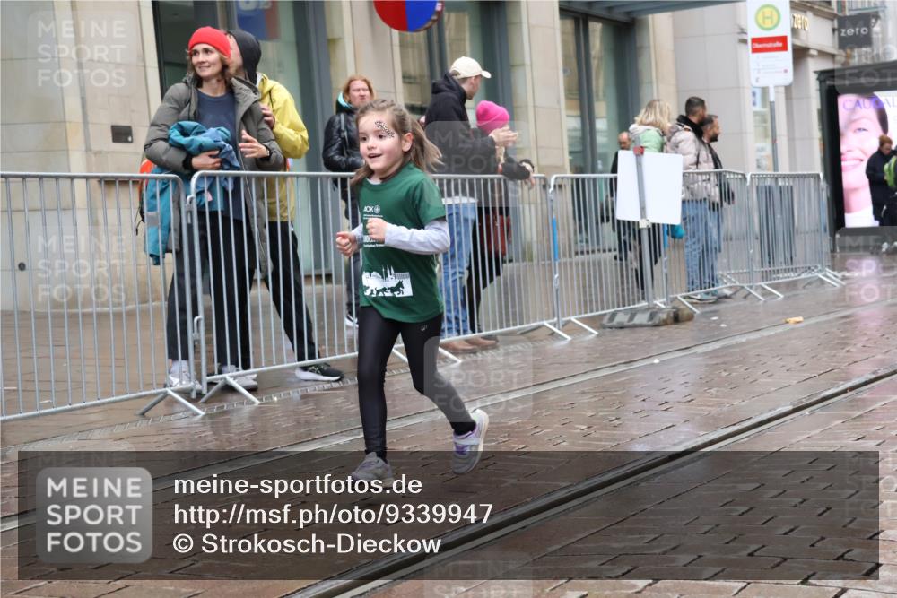 05.10.2025 - 20. swb-Marathon Bremen Strokosch-Dieckow http://msf.ph/oto/9339947 05.10.2025 15:22:33 Ziel  meine-sportfotos.de