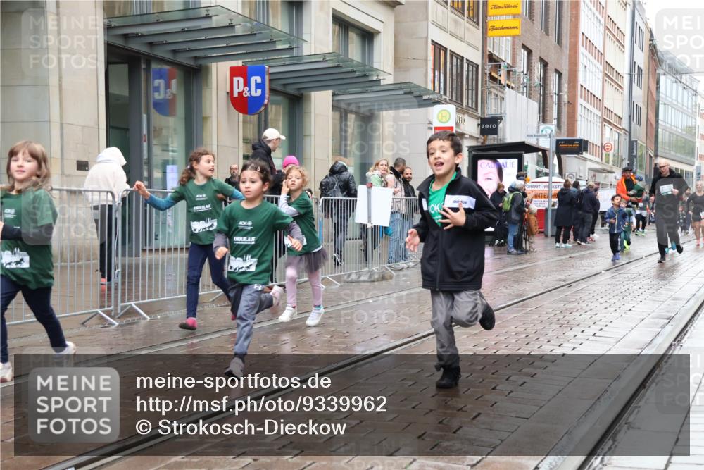 05.10.2025 - 20. swb-Marathon Bremen Strokosch-Dieckow http://msf.ph/oto/9339962 05.10.2025 15:22:38 Ziel  meine-sportfotos.de