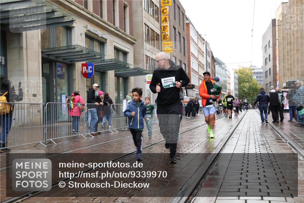 05.10.2025 - 20. swb-Marathon Bremen Strokosch-Dieckow http://msf.ph/oto/9339970 05.10.2025 15:22:45 Ziel 388, 1464 meine-sportfotos.de