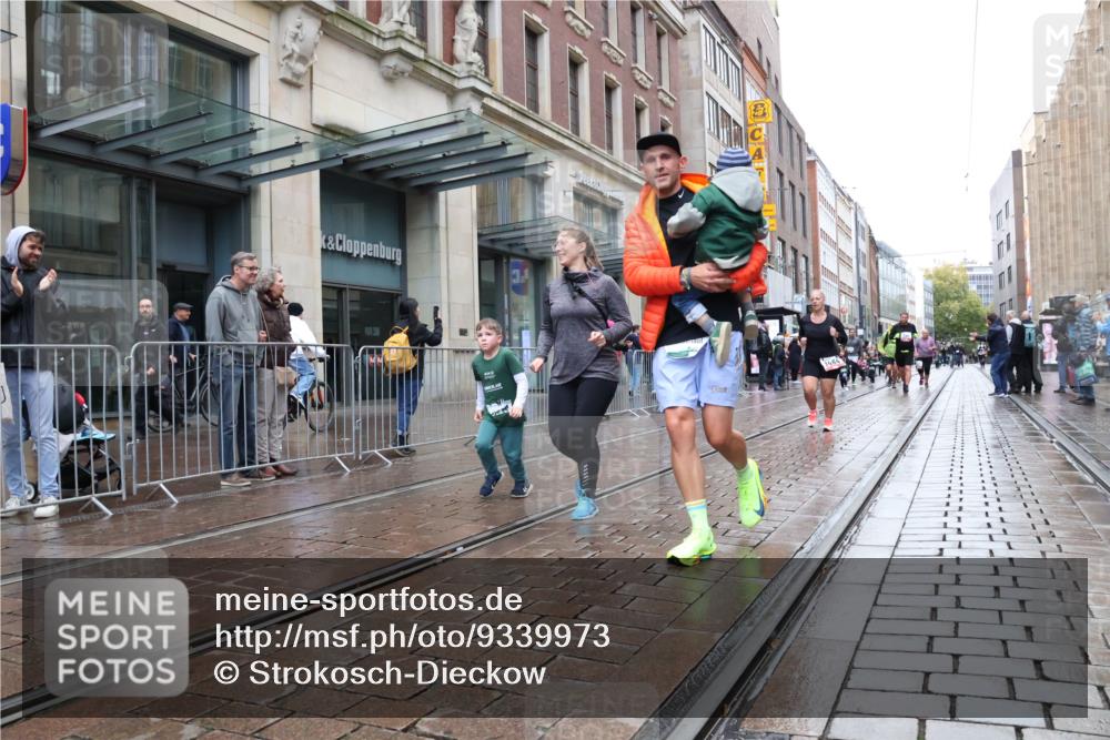 05.10.2025 - 20. swb-Marathon Bremen Strokosch-Dieckow http://msf.ph/oto/9339973 05.10.2025 15:22:47 Ziel 388, 389, 1464 meine-sportfotos.de