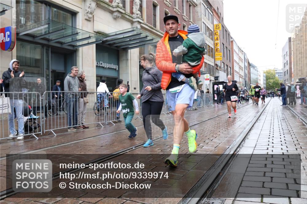 05.10.2025 - 20. swb-Marathon Bremen Strokosch-Dieckow http://msf.ph/oto/9339974 05.10.2025 15:22:48 Ziel 388, 389, 1464 meine-sportfotos.de
