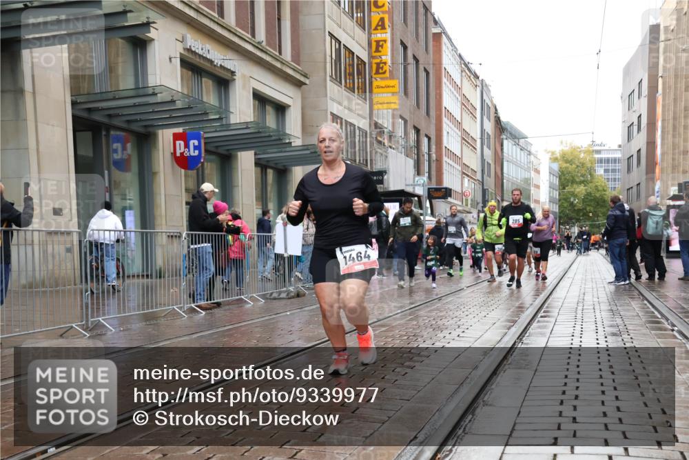 05.10.2025 - 20. swb-Marathon Bremen Strokosch-Dieckow http://msf.ph/oto/9339977 05.10.2025 15:22:49 Ziel 388, 389, 1464 meine-sportfotos.de