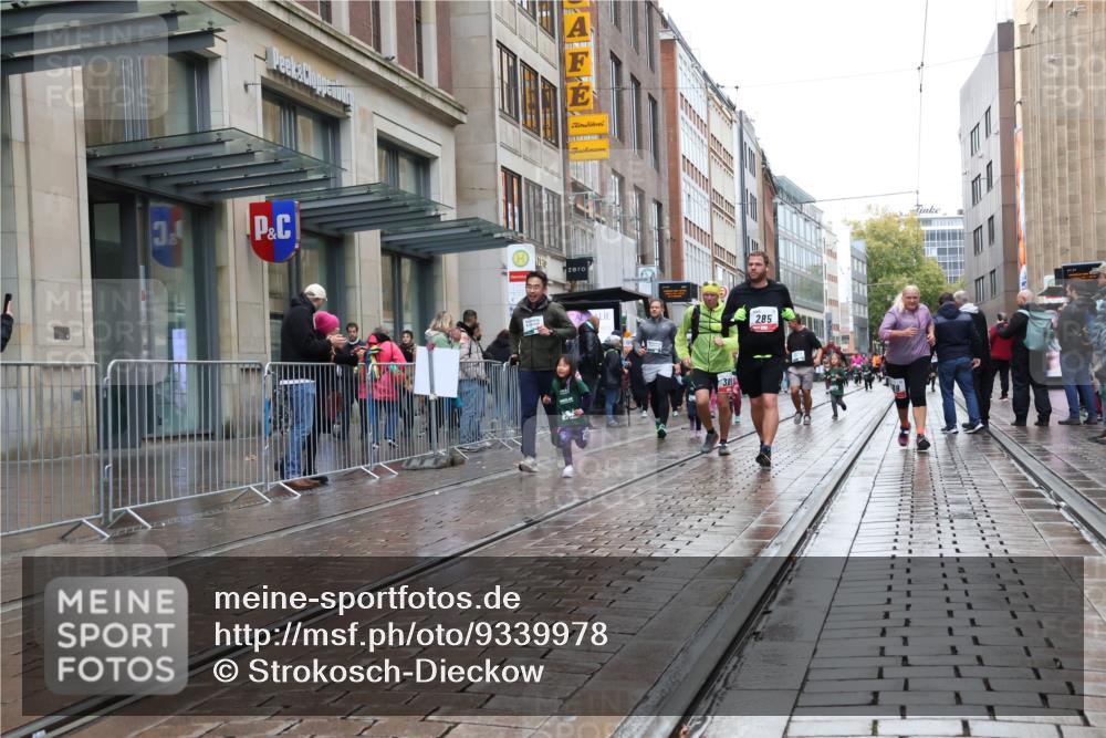 05.10.2025 - 20. swb-Marathon Bremen Strokosch-Dieckow http://msf.ph/oto/9339978 05.10.2025 15:22:51 Ziel 285, 388, 389, 1464 meine-sportfotos.de