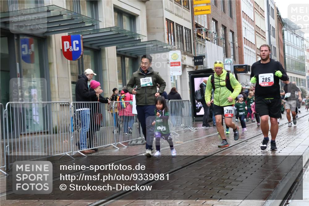 05.10.2025 - 20. swb-Marathon Bremen Strokosch-Dieckow http://msf.ph/oto/9339981 05.10.2025 15:22:52 Ziel 285, 388, 389, 1464 meine-sportfotos.de