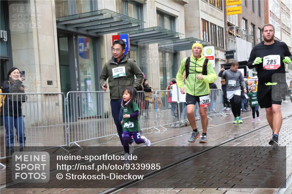 05.10.2025 - 20. swb-Marathon Bremen Strokosch-Dieckow http://msf.ph/oto/9339985 05.10.2025 15:22:53 Ziel 285, 388, 389, 1464 meine-sportfotos.de