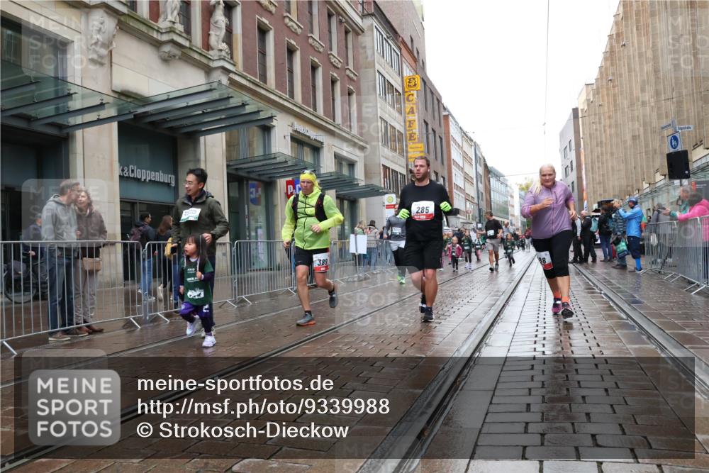 05.10.2025 - 20. swb-Marathon Bremen Strokosch-Dieckow http://msf.ph/oto/9339988 05.10.2025 15:22:54 Ziel 285, 388, 389, 1464 meine-sportfotos.de