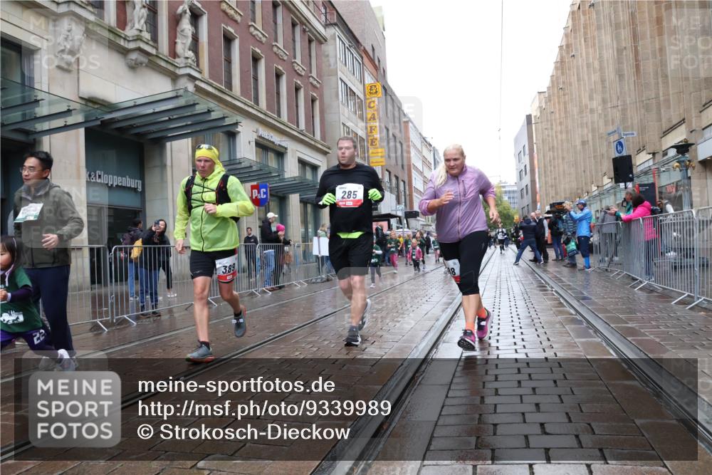 05.10.2025 - 20. swb-Marathon Bremen Strokosch-Dieckow http://msf.ph/oto/9339989 05.10.2025 15:22:55 Ziel 285, 388, 389, 709, 1464 meine-sportfotos.de