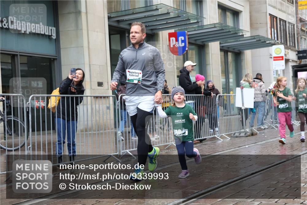 05.10.2025 - 20. swb-Marathon Bremen Strokosch-Dieckow http://msf.ph/oto/9339993 05.10.2025 15:22:57 Ziel 285, 388, 389, 709, 1464 meine-sportfotos.de