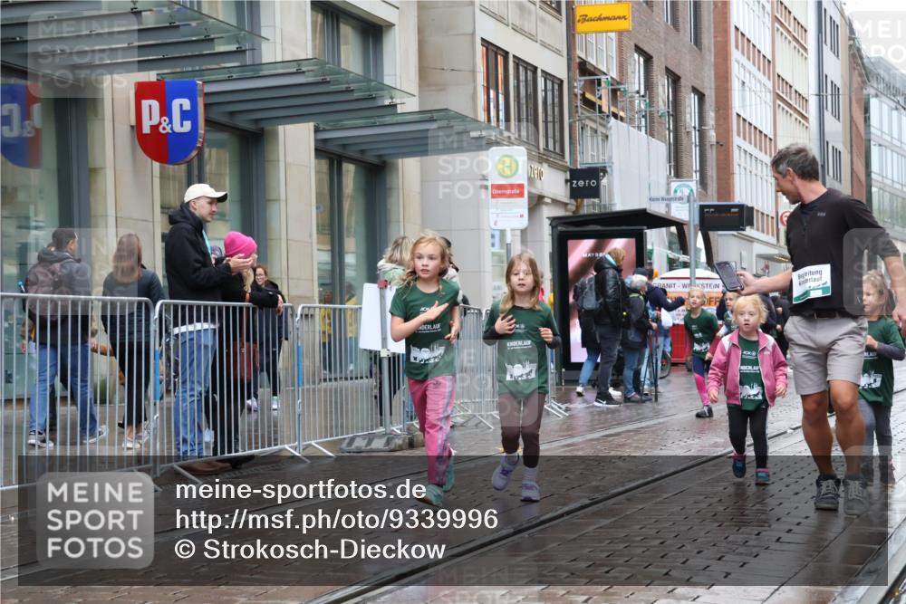 05.10.2025 - 20. swb-Marathon Bremen Strokosch-Dieckow http://msf.ph/oto/9339996 05.10.2025 15:22:58 Ziel 285, 388, 389, 709, 1464 meine-sportfotos.de