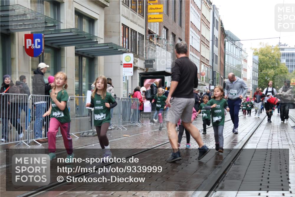 05.10.2025 - 20. swb-Marathon Bremen Strokosch-Dieckow http://msf.ph/oto/9339999 05.10.2025 15:22:59 Ziel 285, 388, 389, 709, 1464 meine-sportfotos.de