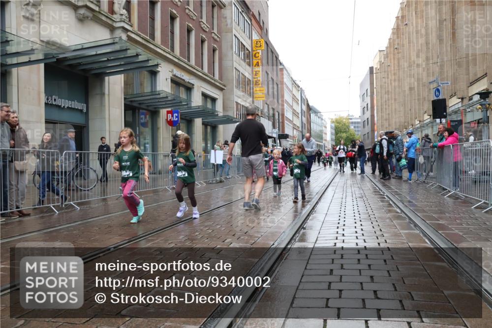 05.10.2025 - 20. swb-Marathon Bremen Strokosch-Dieckow http://msf.ph/oto/9340002 05.10.2025 15:23:00 Ziel 285, 388, 389, 709, 1464 meine-sportfotos.de