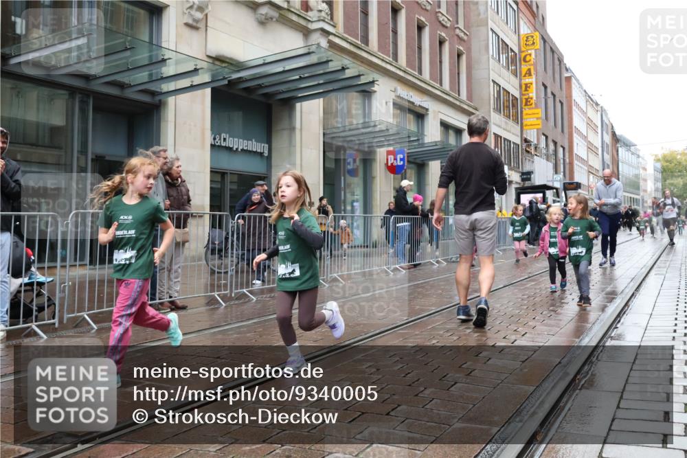 05.10.2025 - 20. swb-Marathon Bremen Strokosch-Dieckow http://msf.ph/oto/9340005 05.10.2025 15:23:01 Ziel 285, 388, 389, 709, 1464 meine-sportfotos.de