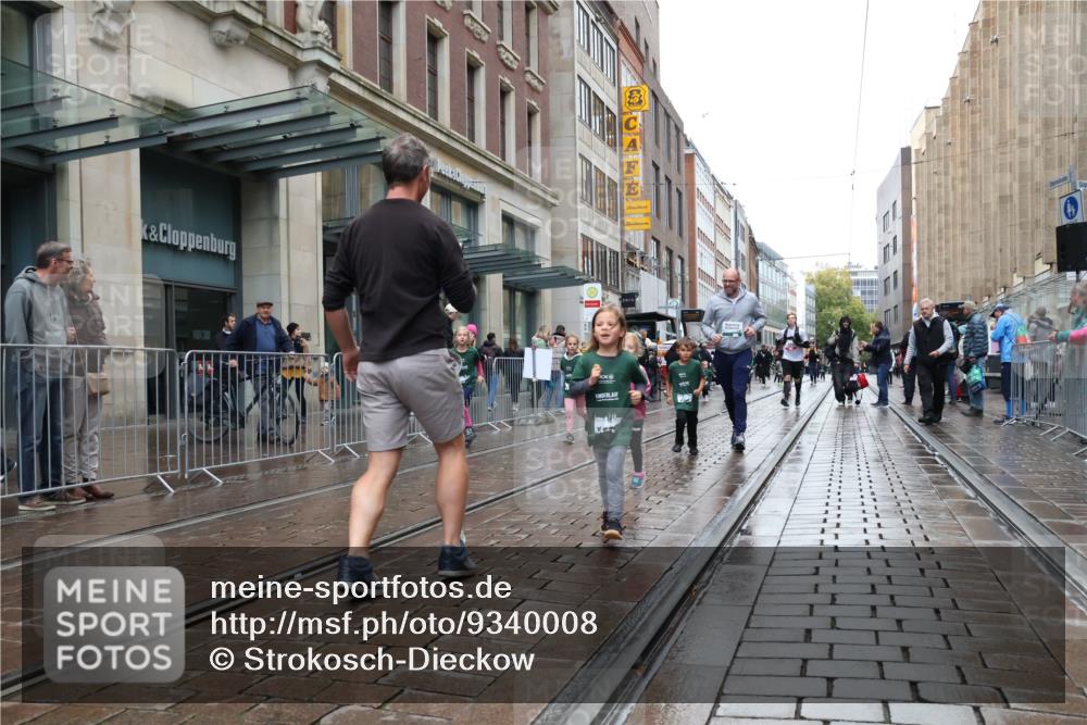 05.10.2025 - 20. swb-Marathon Bremen Strokosch-Dieckow http://msf.ph/oto/9340008 05.10.2025 15:23:02 Ziel 285, 388, 389, 709, 1464 meine-sportfotos.de