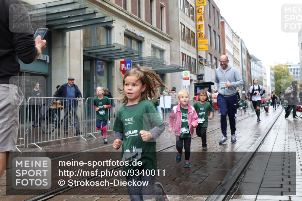 05.10.2025 - 20. swb-Marathon Bremen Strokosch-Dieckow http://msf.ph/oto/9340011 05.10.2025 15:23:03 Ziel 285, 388, 389, 709, 1464 meine-sportfotos.de