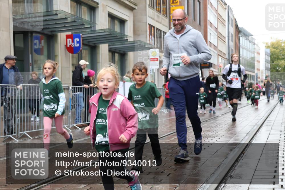 05.10.2025 - 20. swb-Marathon Bremen Strokosch-Dieckow http://msf.ph/oto/9340013 05.10.2025 15:23:04 Ziel 285, 388, 389, 709, 1464 meine-sportfotos.de