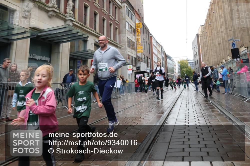 05.10.2025 - 20. swb-Marathon Bremen Strokosch-Dieckow http://msf.ph/oto/9340016 05.10.2025 15:23:05 Ziel 285, 388, 389, 709, 1464 meine-sportfotos.de
