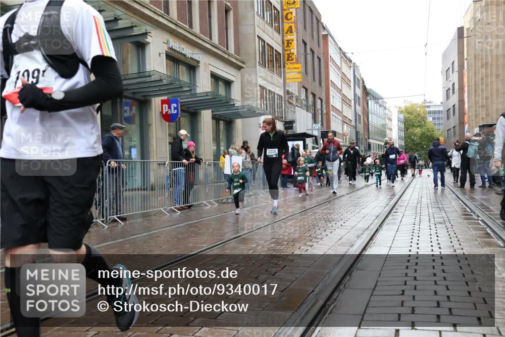 05.10.2025 - 20. swb-Marathon Bremen Strokosch-Dieckow http://msf.ph/oto/9340017 05.10.2025 15:23:08 Ziel 285, 388, 389, 709 meine-sportfotos.de
