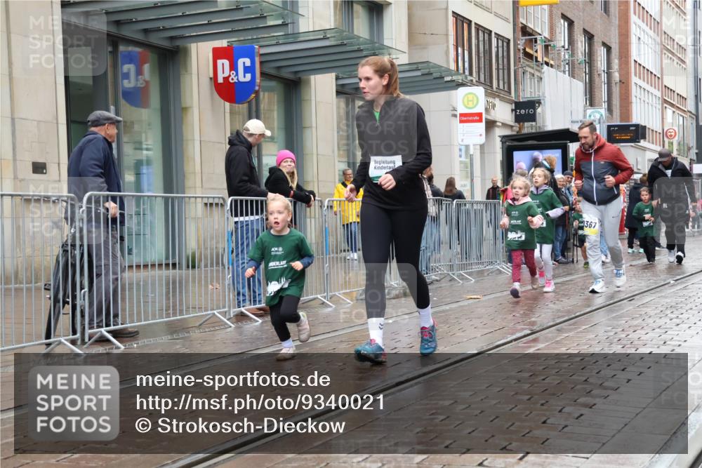 05.10.2025 - 20. swb-Marathon Bremen Strokosch-Dieckow http://msf.ph/oto/9340021 05.10.2025 15:23:09 Ziel 285, 388, 389, 709 meine-sportfotos.de