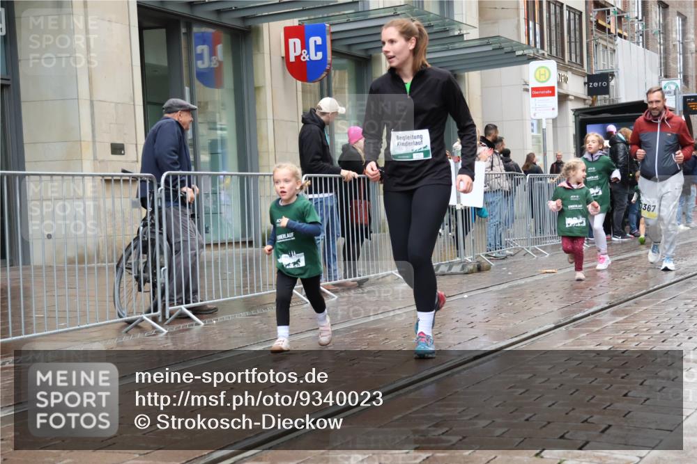05.10.2025 - 20. swb-Marathon Bremen Strokosch-Dieckow http://msf.ph/oto/9340023 05.10.2025 15:23:10 Ziel 285, 388, 389, 709 meine-sportfotos.de