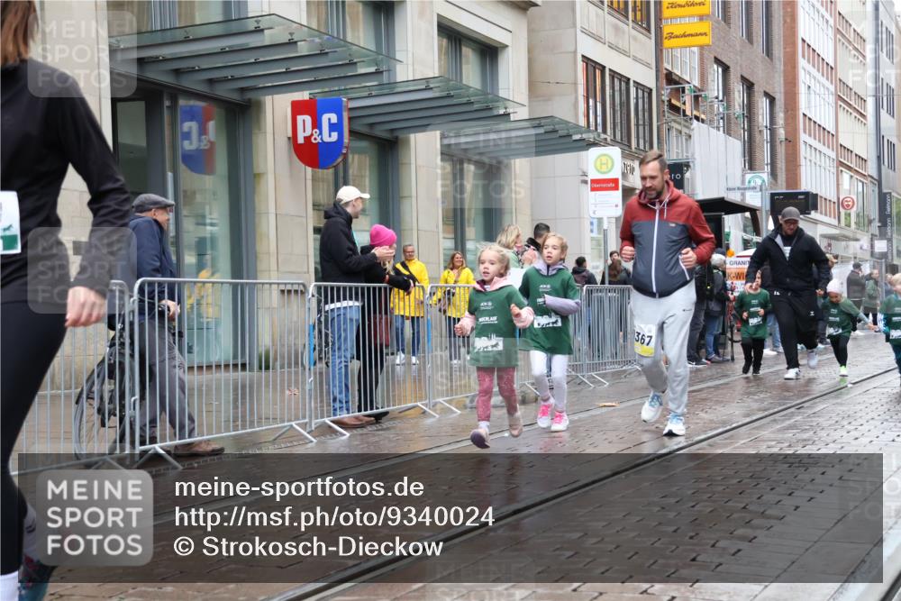 05.10.2025 - 20. swb-Marathon Bremen Strokosch-Dieckow http://msf.ph/oto/9340024 05.10.2025 15:23:11 Ziel 285, 389, 709 meine-sportfotos.de