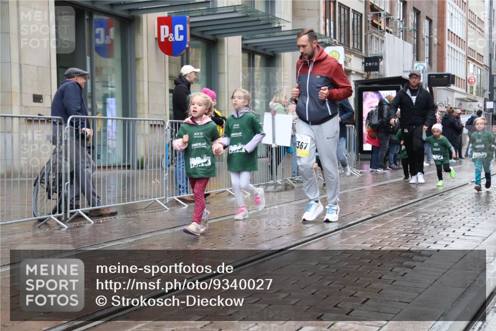 05.10.2025 - 20. swb-Marathon Bremen Strokosch-Dieckow http://msf.ph/oto/9340027 05.10.2025 15:23:12 Ziel 285, 709 meine-sportfotos.de
