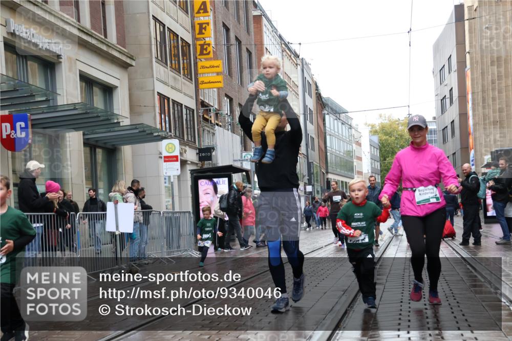 05.10.2025 - 20. swb-Marathon Bremen Strokosch-Dieckow http://msf.ph/oto/9340046 05.10.2025 15:23:18 Ziel 709 meine-sportfotos.de