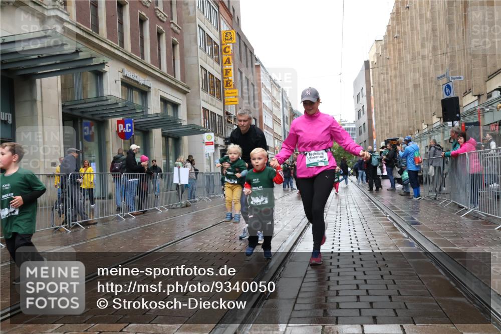 05.10.2025 - 20. swb-Marathon Bremen Strokosch-Dieckow http://msf.ph/oto/9340050 05.10.2025 15:23:19 Ziel 709 meine-sportfotos.de